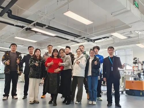 Beijing Zhongping visitó la sede de la empresa de robots para estudiar